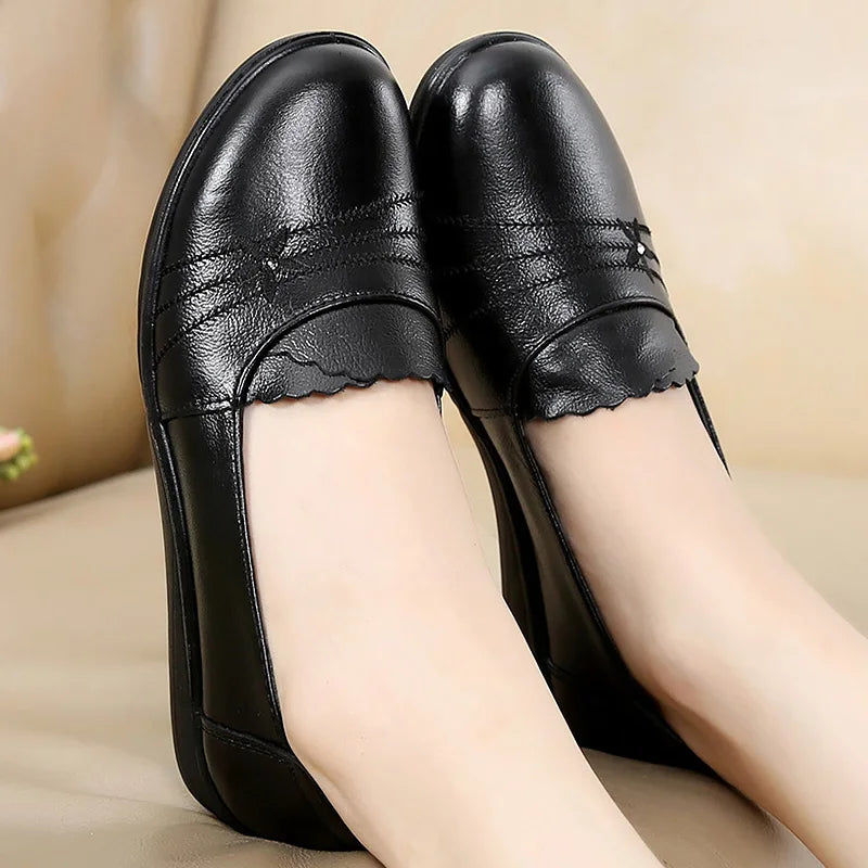 Aichashi Mom Shoes Genuine Leather Flats Non Slip Adult Leather Shoes Women Loafers Big Size 10 Flats Shoes Women scarpe donna